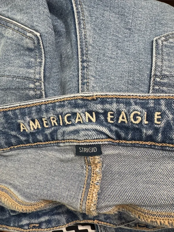 American Eagle Strigid Distressed Ripped Knees Mom Jeans Light Wash size 6 Short - Image 12