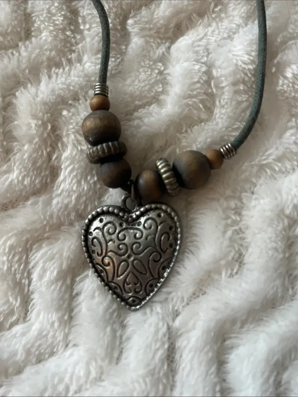 Vintage Heart Pendant Wood Bead Necklace - Image 4