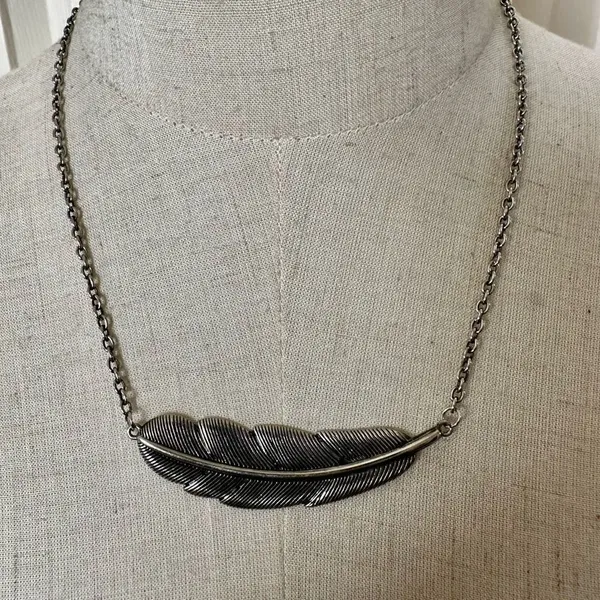 Silver tone feather pendant necklace - Image 2