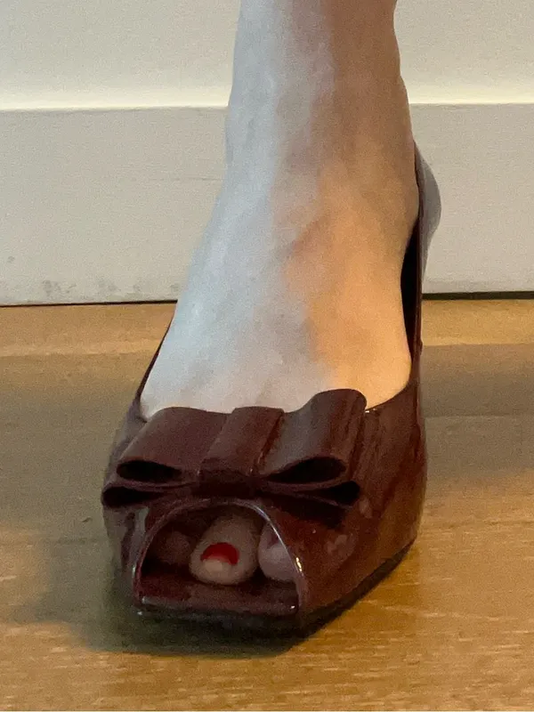 Via Spiga Burgundy Patent Bow-Accent Pointed Pump kitten heel used - Image 3