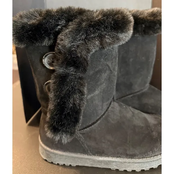 SO Womens 7.5 Abigail‎ Winter Boots Black Faux Suede Fur Trim Button Detail - Image 4