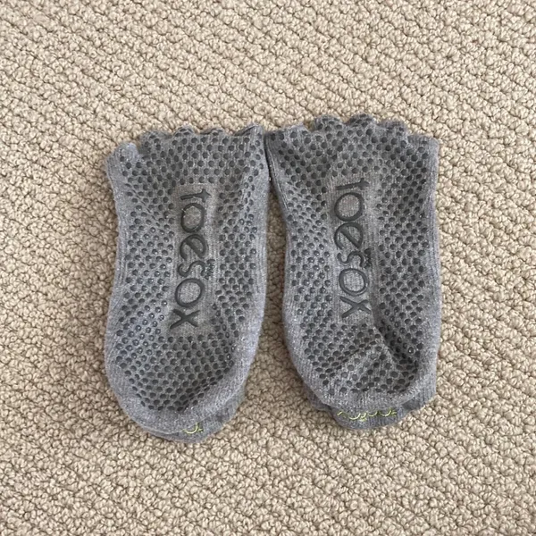 Toesox Half Toe Bellarina Grip Socks Size Medium Grey Barre Pilates Yoga EUC - Image 5