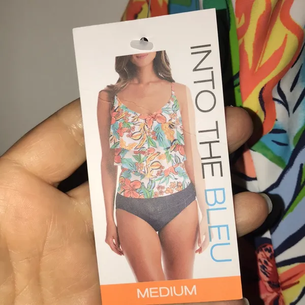 NWT!! Tropical Floral Women's Swimsuit Top Size Medium - Image 4
