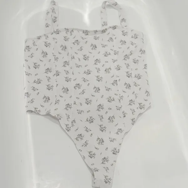 H&M Jersey Thong Bodysuit size Medium Print is lavender small flowers - Image 5