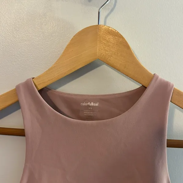Womens athletic crop top in an extra small XS in a dusty rose mauve color - Image 2