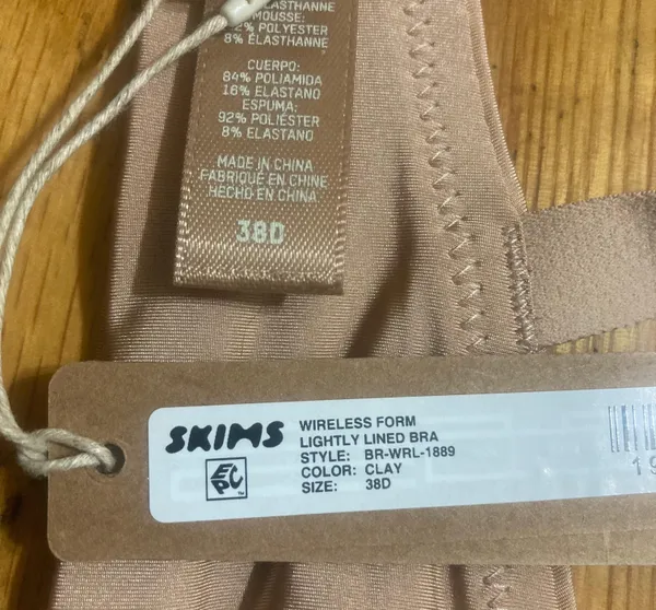 SKIMS Wireless Bra 38D - Image 4