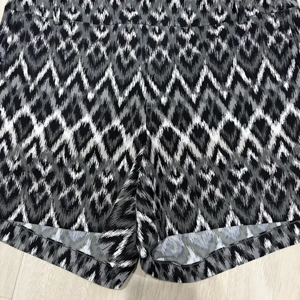 Spanx Sunshine Gray Black Chevron Print Pull-On Shorts Size Medium - Image 3
