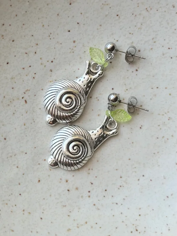 Handmade cute boho retro funky style snail dangle earrings🐌🌀 - Image 5