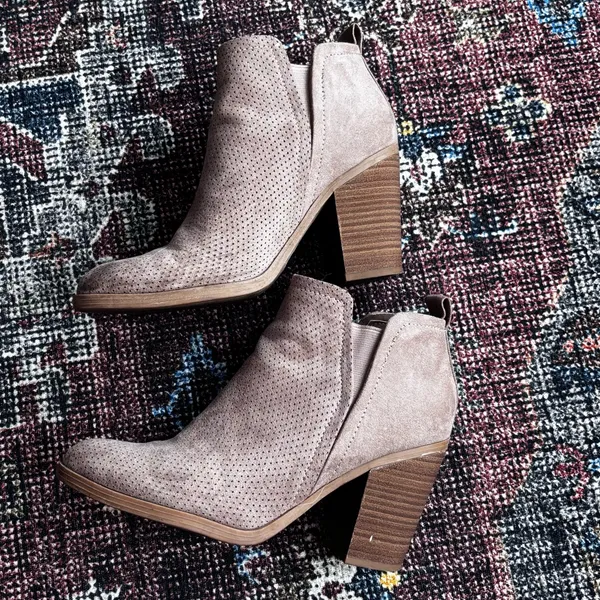 Universal Threads Tan Ankle Boots Size 7.5 - Image 2