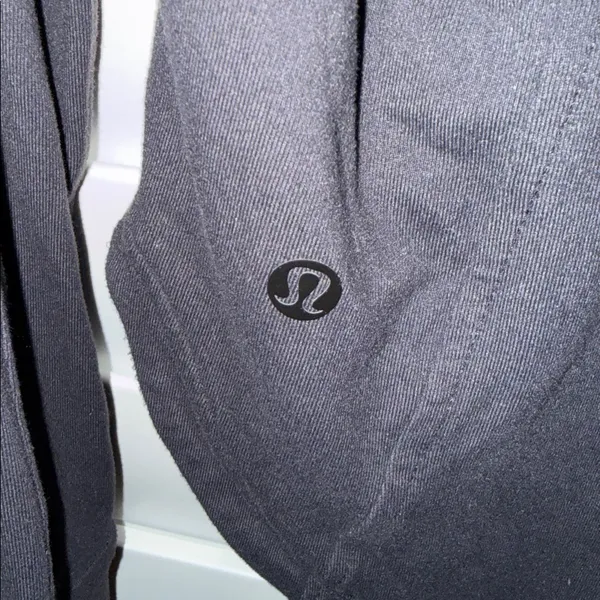 Lululemon Athletica Women's Black Long Sleeve Hooded Top size 6 - Image 4