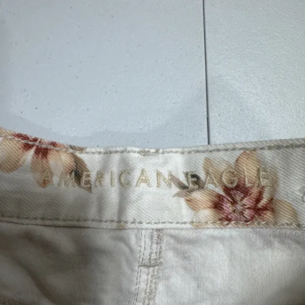 American Eagle Mom Short Womens 4 High Waist Cuffed Pleated Off White Floral - Image 4