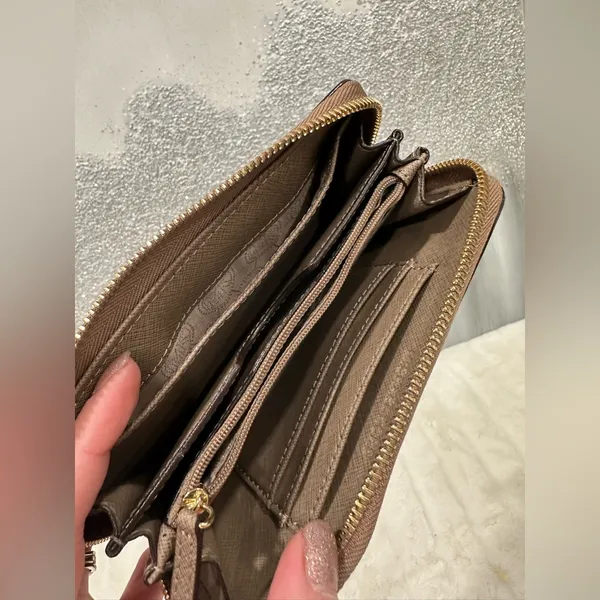 Michael Kors Jet Set Travel Zip Around Wallet - Image 4