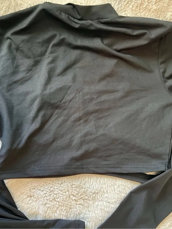 Black Cutout Long Sleeve Crop Top - Image 2