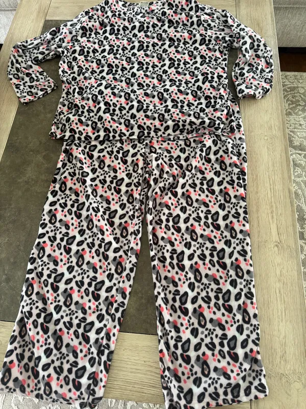 Mayfair Group Micro fleece -Print V-Neck Pajama Set - Leopard Print - Image 2