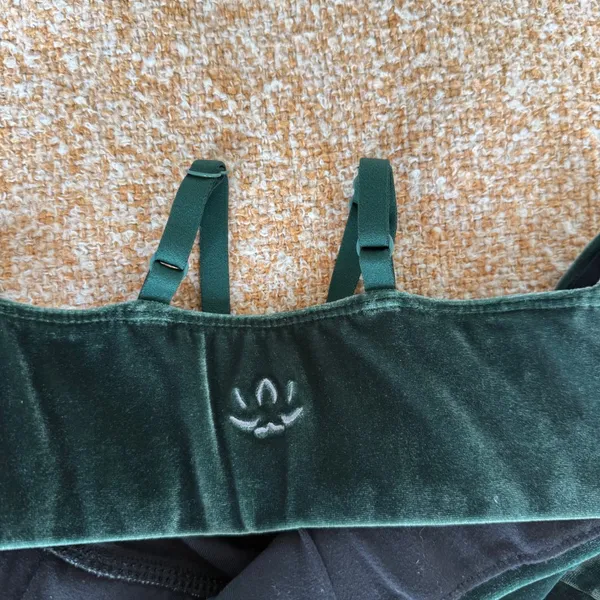 Beyond Yoga VIP Longline Sports Bra Velvet Velour Dark Green V-Neck Activewear - Image 4