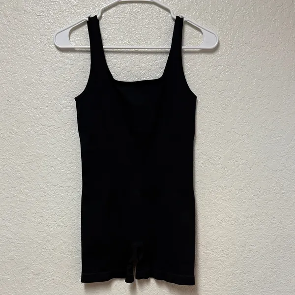 OQQ Black Ribbed Sleeveless Romper Bodysuit Size Medium - Image 2