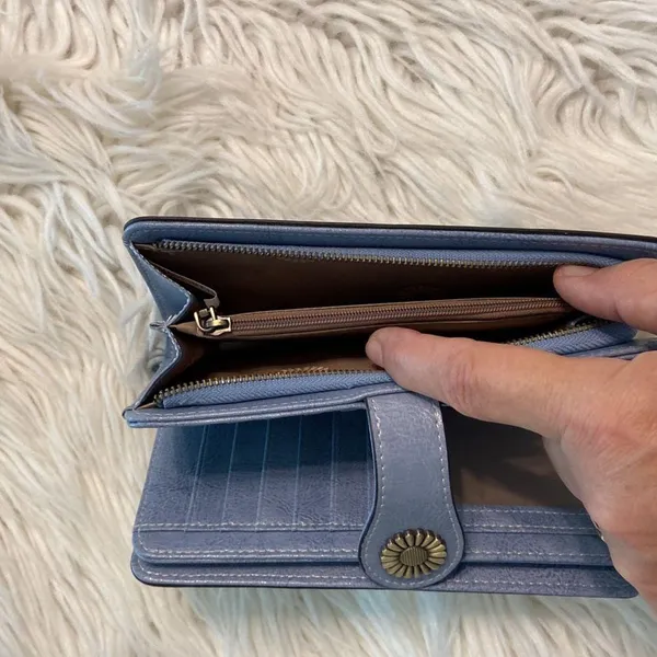 Women’s Wallet/ Wristlet BNWOT color light blue so many cards space see photos - Image 5