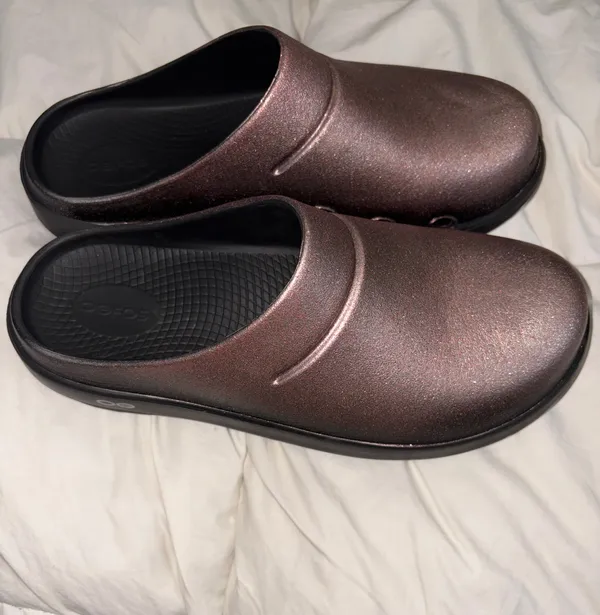 OOFOS luxe Pink Size 10 - Image 3