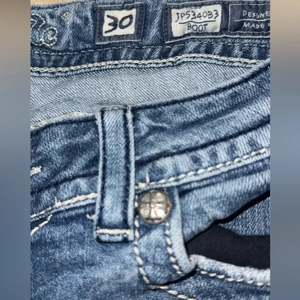 EUC Miss Me Boot Cut Jeans with Cross Embellishment size 30 x 30 - Image 5