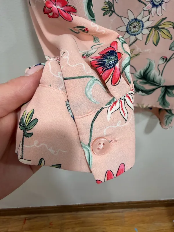 Ann Taylor Pink Floral Blouse Button Front Career Top  Size Medium - Image 4
