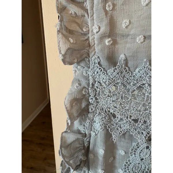 POL Grey Swiss Dot Lace Crochet Sleeveless Ruffle High Neck Boho Blouse Medium - Image 4