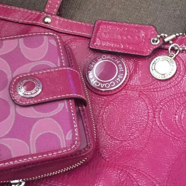 EUC Coach Signature C Pink Patent Purse Wallet - Image 6