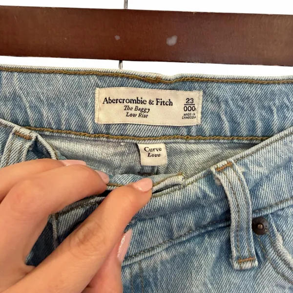 Abercrombie & Fitch Baggy Low Rise Curve Love Crossover Waist Light Wash Jeans - Image 7
