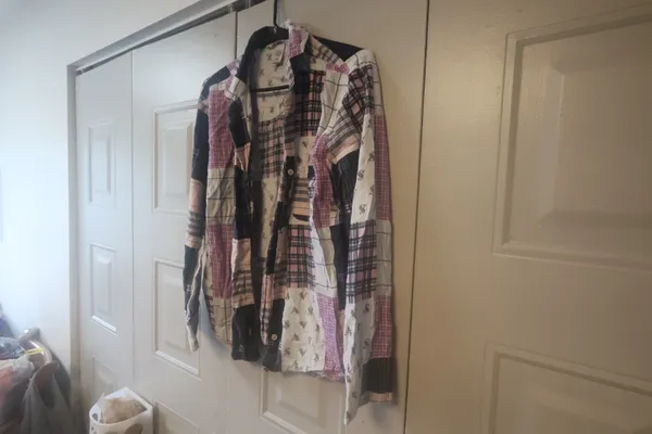 Victoria's Secret plaid flannel path quilt pajamas sleep shirt with pocket in light pink, dark pink and black size small. - Image 6