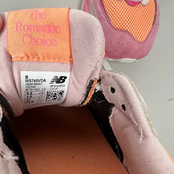 New Balance 57/40 Suede Valentines Day Sneakers Size 6.5 - Image 4