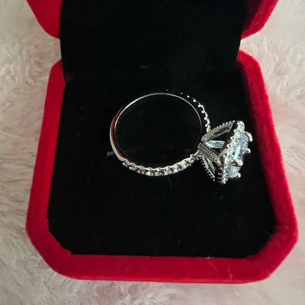 Gorgeous Stainless Steel Silver 1.5 Carat Princess Cut Cubic Zirconia Ring SZ 7 - Image 4