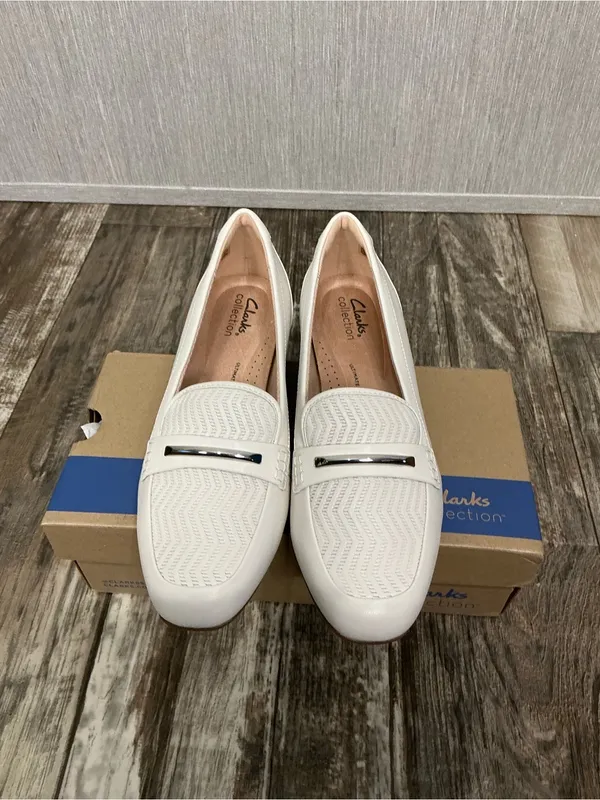 Clarks Off White Leather Loafer with Silver Trim Size 8 - Image 7