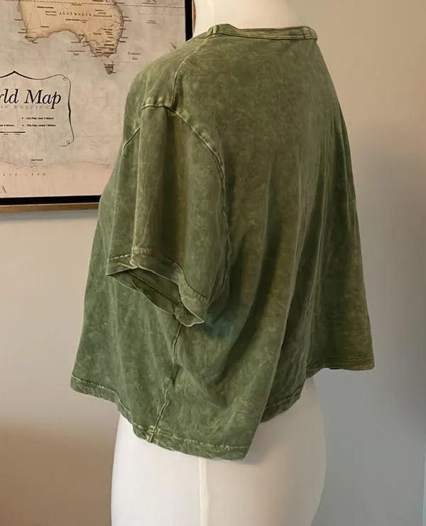 💚😍 Cutest Green Acid Wash Flowy Urban Outfitters Short Sleeve Crop Top - Image 3