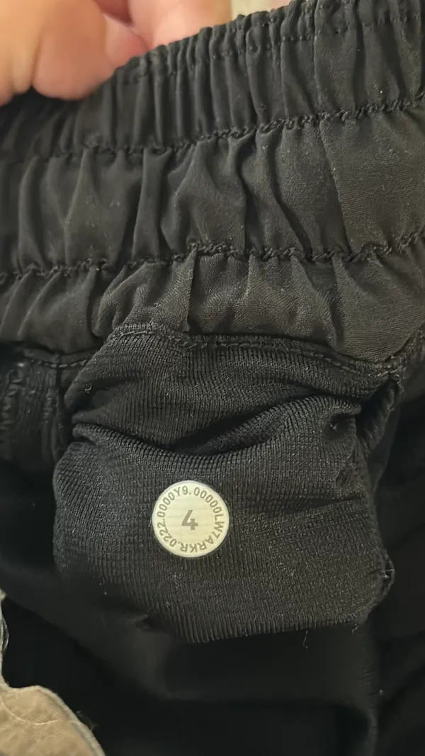 Lululemon Shorts Hotty Hot 2.5" Low-Rise - Image 3