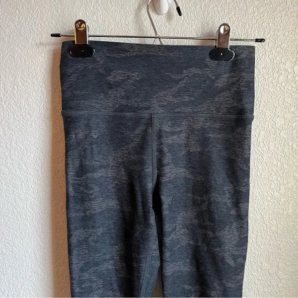 Vuori Gray Navy Camo Legging - Image 4