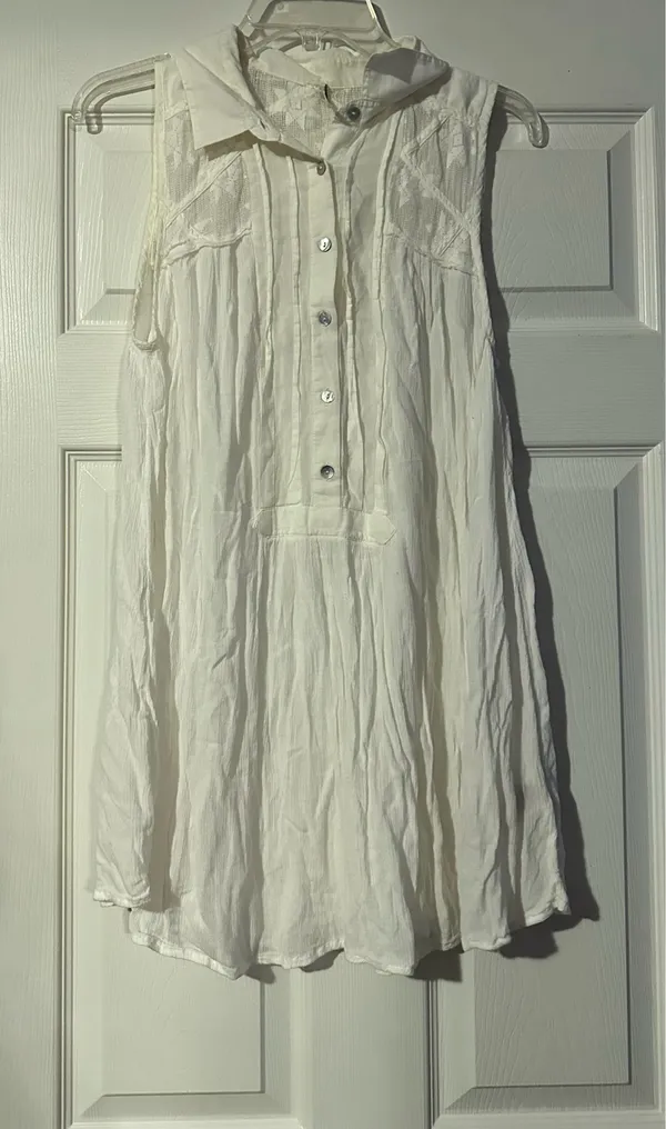 Free People Womens Lace Pintuck Sleeveless Gauze Tunic Blouse is a size Large. - Image 4