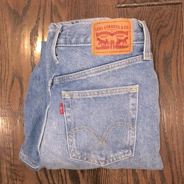 Levi’s high waisted MOM jeans distressed size 24 - Image 9