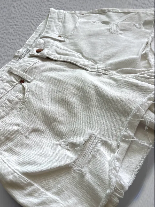 Signature by Levi Strauss & Co. White Distressed Denim Shorts Size 6 W28 - Image 5