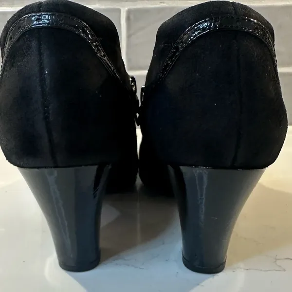 Clarks Artisan Black Suede and Patent Leather Heeled Shoes Classic Size 8 - Image 5