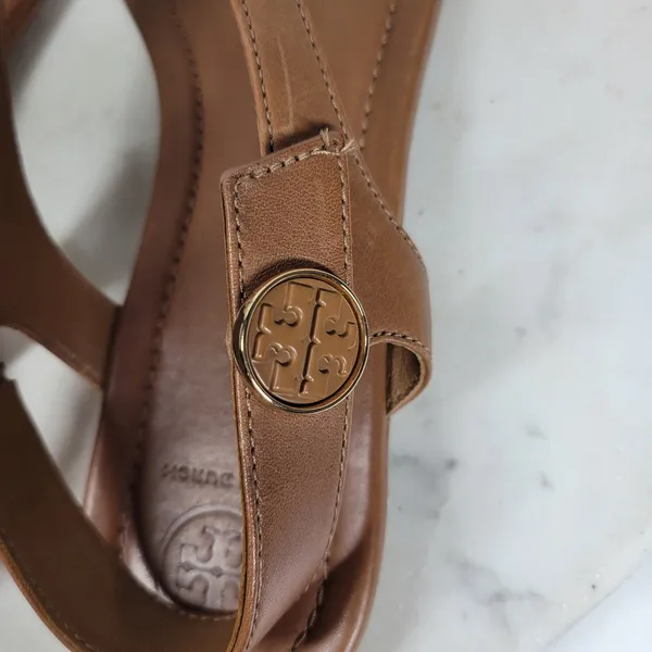 Tory Burch Minnie Leather Thong Sandals 9.5 Tan Gold Logo Medallion Flats Summer - Image 6