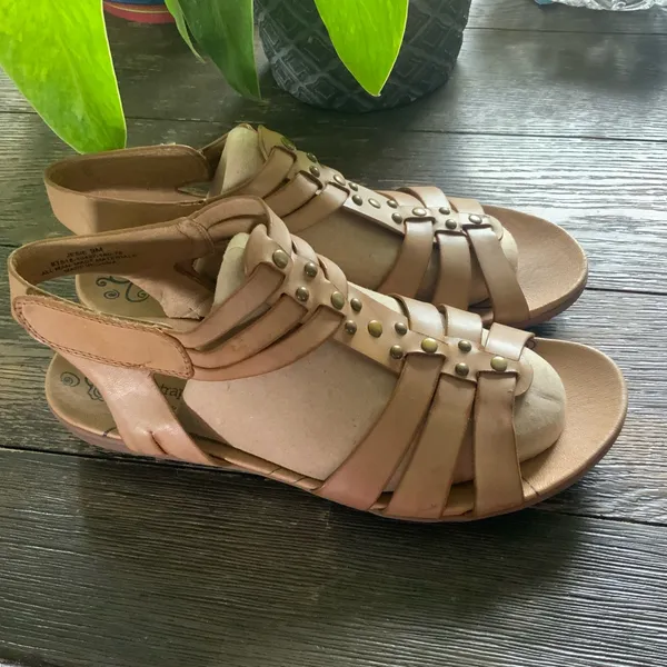 BareTraps Tan Strappy Gold Studs Leather Sandals 1” Rubber Sole Size 9 - Image 4
