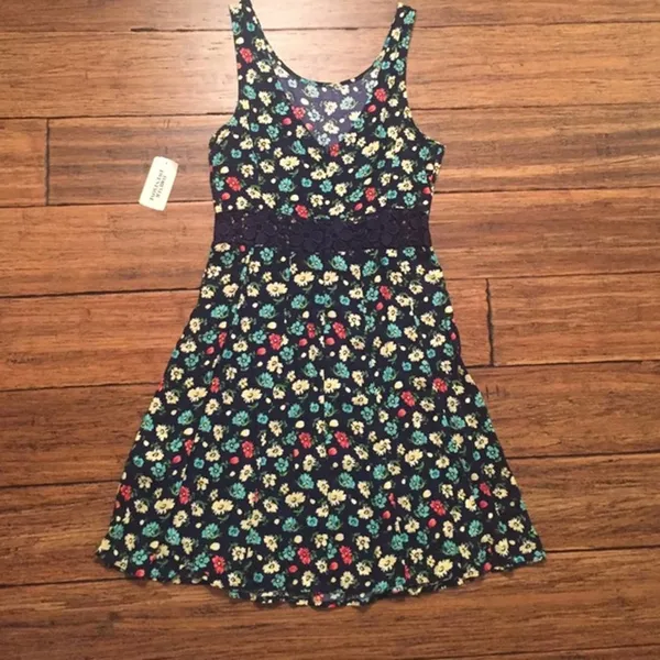 Forever 21 Floral Fit & Flare Dress Lace Cutout Waist Size Small NWT - Image 3