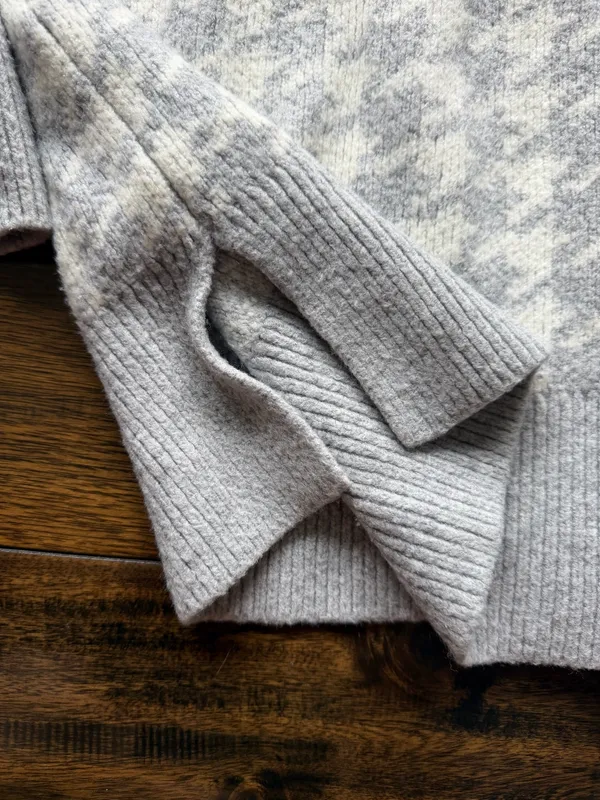 Abercrombie & Fitch Light Gray and White Houndstooth Vneck Cardigan - Image 5