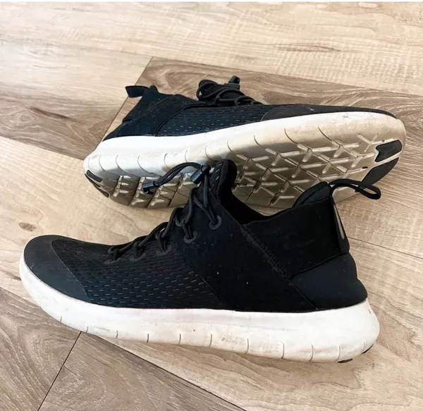 Women’s Nike shoes - Image 2