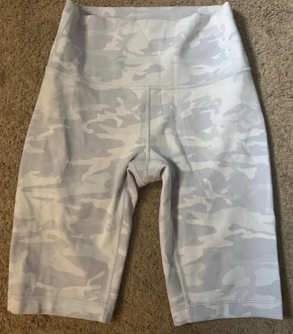 Lululemon Wunder Under High-Rise Shorts 10" - Image 4