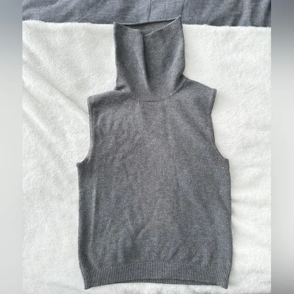 Brandy Melville Grey Crop Top - Image 3