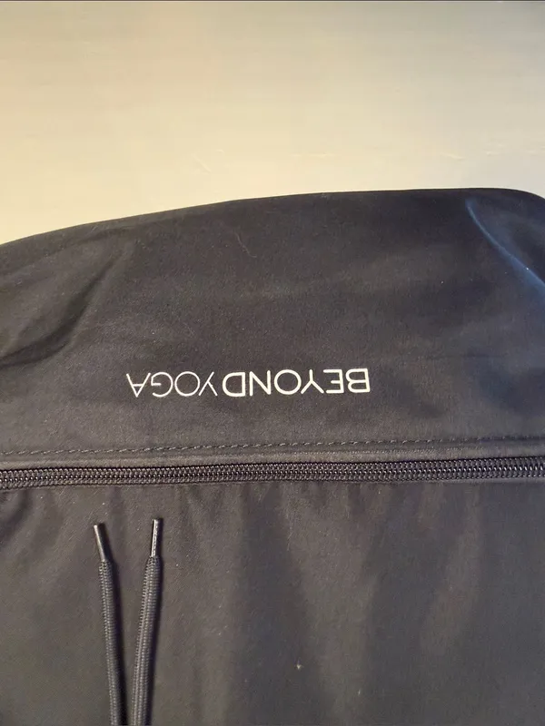 BEYOND YOGA Women's Black Convertible Gym Bag - Image 4