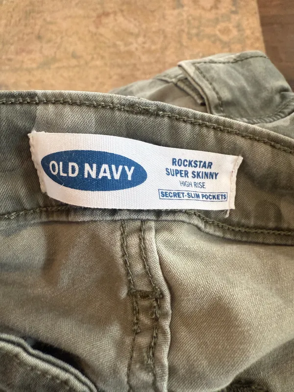 Old Navy Women’s Camouflage Skinny Stretchy Cargo Pants - Image 4
