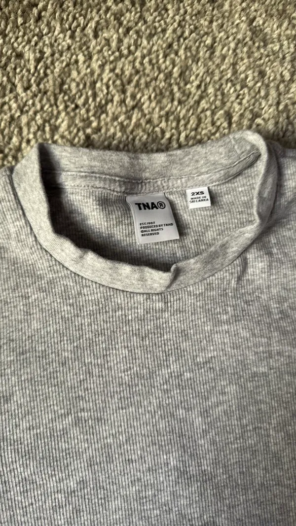 TNA Ribbed Waist Aritzia T-Shirt - Image 3