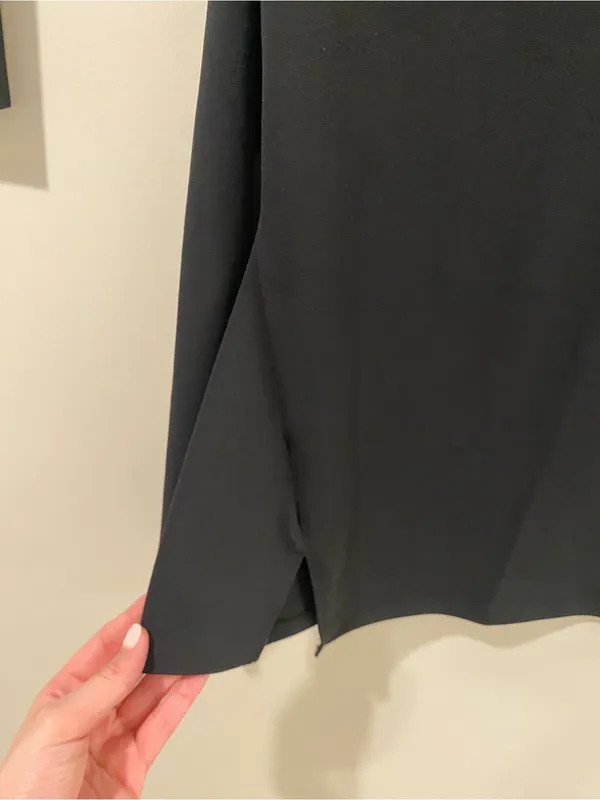 Abercrombie & Fitch Long Sleeve Asymmetrical Bottom Slit Top Size Medium - Image 4