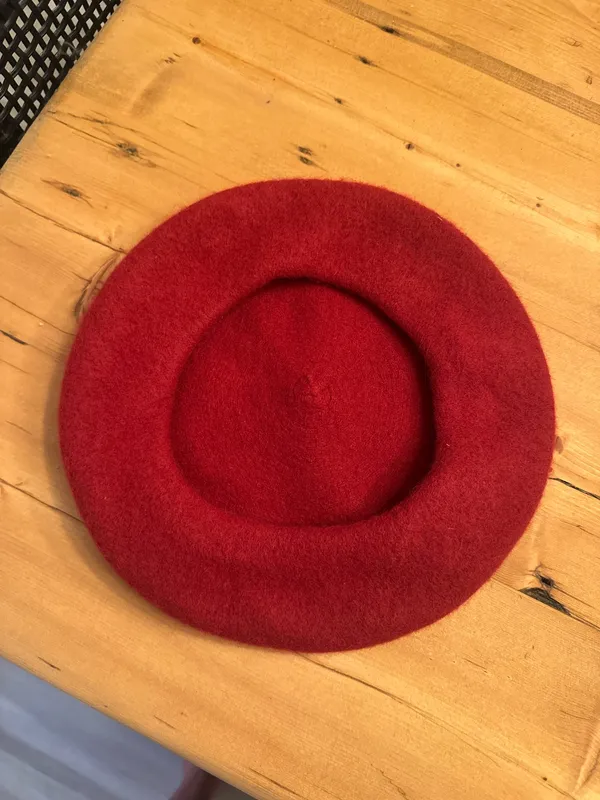 Red beret - Image 3